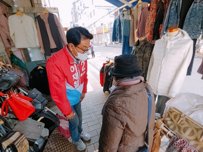 이재철 오산시장 예비후보, 원동 문화예술거리 순회(사진=이재철 선거사무실 제공)