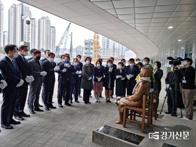 경기도의회가 30일 도의회 1층 외부에서 ‘평화의 소녀상 이전 기념식’을 개최했다. (사진=허수빈 기자)