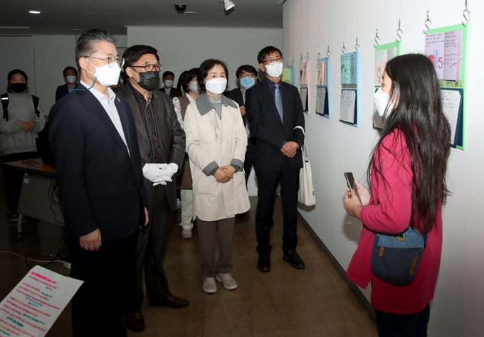 홍인성 중구청장이 마을학교에 참여한 학생들의 출품작에 대해 관계자로부터 설명을 듣고 있다. ( 사진 = 중구 제공 )