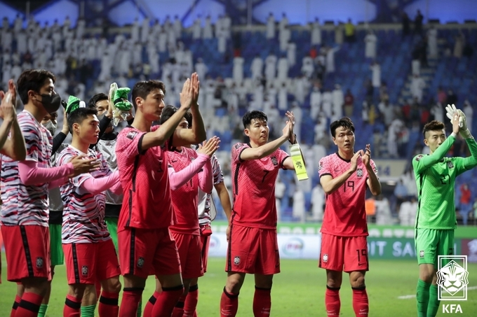 30일 아랍에미리트(UAE) 두바이의 알막툼 스타디움에서 끝난 2022 카타르 월드컵 아시아 최종예선 A조 10차전 한국과 아랍에미리트의 경기 이후 선수들이 관중석의 응원단을 향해 인사하고 있다. (사진=대한축구협회 제공)