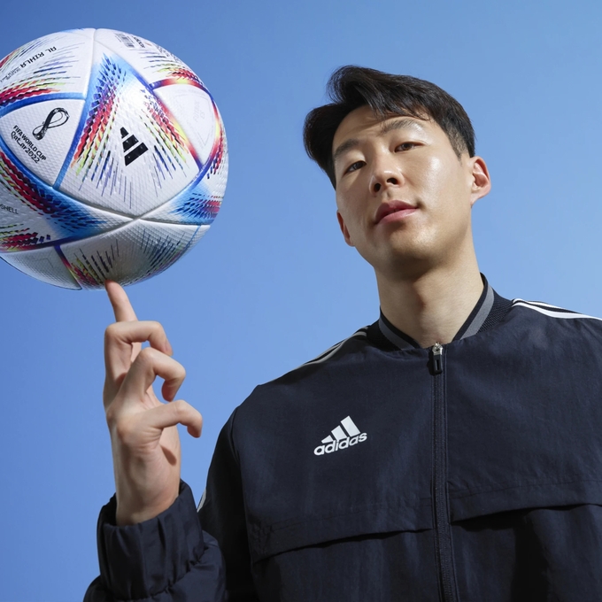 대한민국 축구대표팀 ‘주장’ 손승민(토트넘)이 2022 카타르 월드컵 공인구 ‘알 리흘라’의 모델로 나섰다. 공을 손가락 위에 올려놓고 자신감 넘치는 표정을 짓고 있는 손흥민의 모습. (사진=아디다스 홈페이지 캡처)