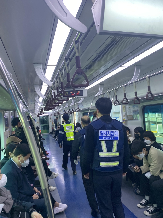 수도권광역본부가 철도특별사법경찰대 등과 합동으로 불법 이동상인·홍보물·구걸행위 등을 단속하고 있다.(사진=한국철도 수도권광역본부 제공)