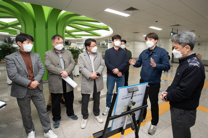 산곡역을 방문한 시의원들이 인천교통공사 관계자로부터 설명을 듣고 있다. ( 사진 = 인천시의회 제공 )
