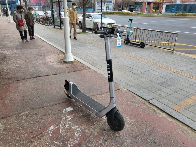 수원시청역 6번출구 앞 전동 킥보드들이 인도는 물론 자전도 도로에 무단방치돼 있다.. (사진= 이명호 기자)