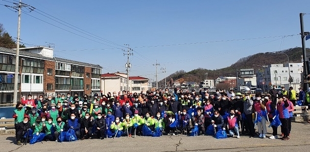 파주시 광탄면 사회단체 회원들이 새봄맞이 대청소를 실시한 후 기념촬영을 하고 있다..(사진=파주시 제공)