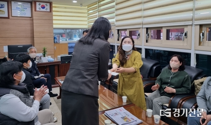 행복나눔동행포럼(회장 한연자)에서 저소득 학생들에게 장학금을 지원했다. (사진=포천시 제공)