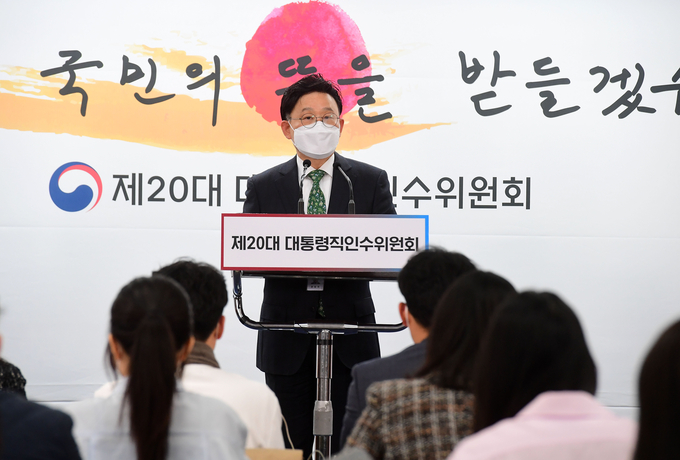 원일희 대통령직인수위원회 수석부대변인이 31일 서울 종로구 통의동 제20대 대통령직인수위원회에서 현안 브리핑을 하고 있다. (사진=인수위사진기자단/연합뉴스)