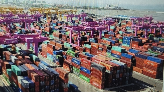 인천신항 컨테이너 물류야적장 모습. ( 사진 = 인천항만공사 제공 )