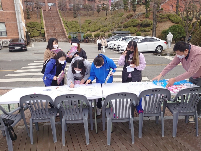 오산대 대학일자리플러스센터가 재학생을 위한 취업진로 프로그램 홍보 및 설명을 위한 가두 행사를 진행하고 있다.(사진=오산대학교 제공)