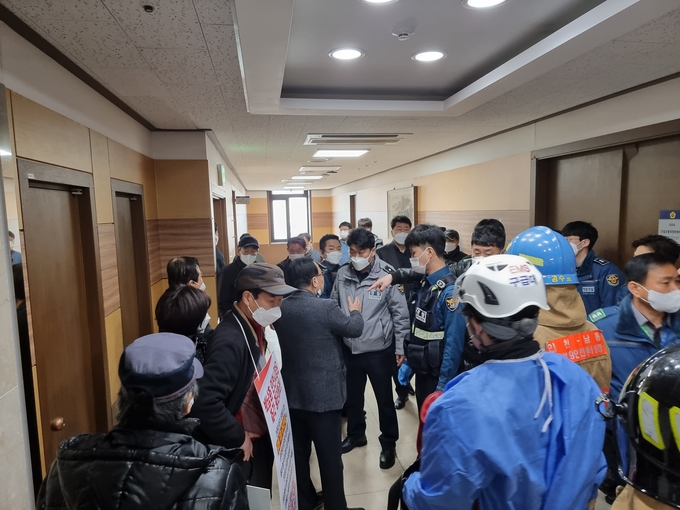 인천시의회 건설교통위원회 회의장 앞에서 논현33지구 사업자들과 경찰이 대치하고 있다. ( 사진 = 조경욱 기자 )