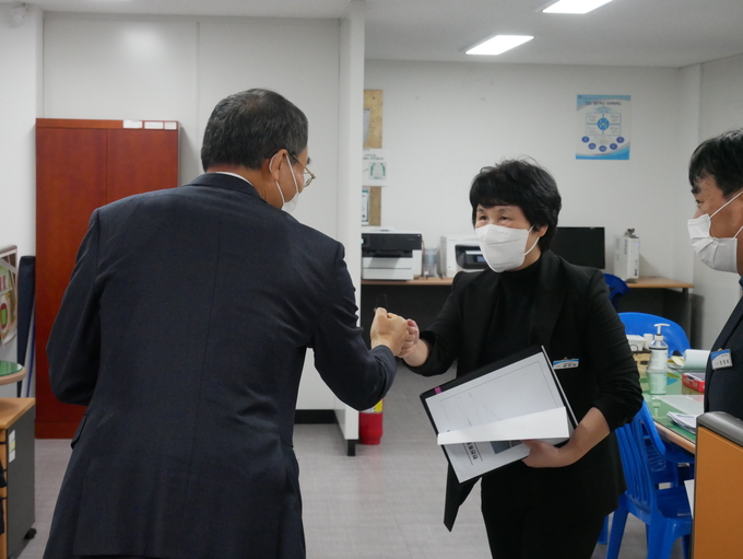 정건기 사장이 직원과 인사를 나누고 있다. (사진=성남도시개발공사 제공)