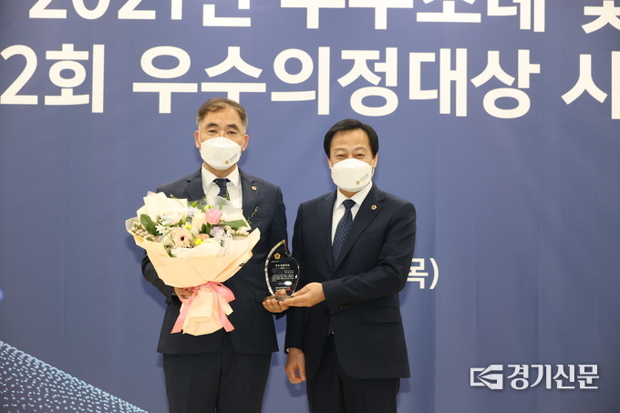 이원웅 경기도의원이 2관왕을 차지했다. 의정 대상 수상후 기념촬영하고 있다. (사진=경기도의회 제공)