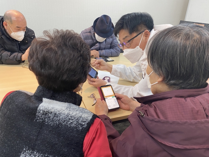 미추홀구 선배학교 선배시민들이 눈과 귀가 되어주는 사회공헌활동에 나섰다. ( 사진 = 미추홀구 제공 )