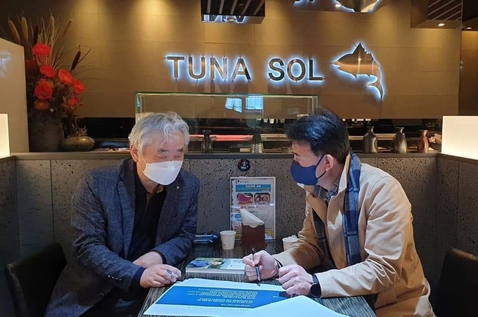 최현덕 남양주시장 예비후보(오른쪽)가 "동화인협동조합이 운영하는 ‘솔 참치’를 방문해 김낙현 이사장과 사회적 경제의 역할에 대해 논의했다.(사진=최현덕 예비후보 제공)