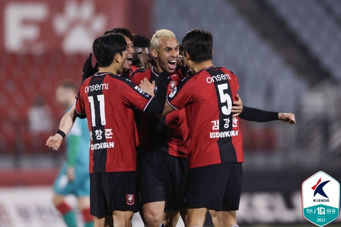 2일 부천종합운동장에서 열린 하나원큐 K리그2 2022 8라운드 대전 하나시티즌과 부천FC1995의 경기에서 1-1로 맞선 후반 32분 닐손주니어가 결승골을 뽑아낸 뒤 동료들과 기뻐하고 있다. (사진=한국프로축구연맹 제공) 