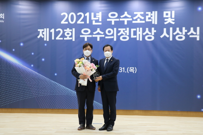 최만식 전 도의원(사진 왼쪽)이 시상식 후 기념촬영을 하고 있다. (사진=최만식 전 도의원 제공)