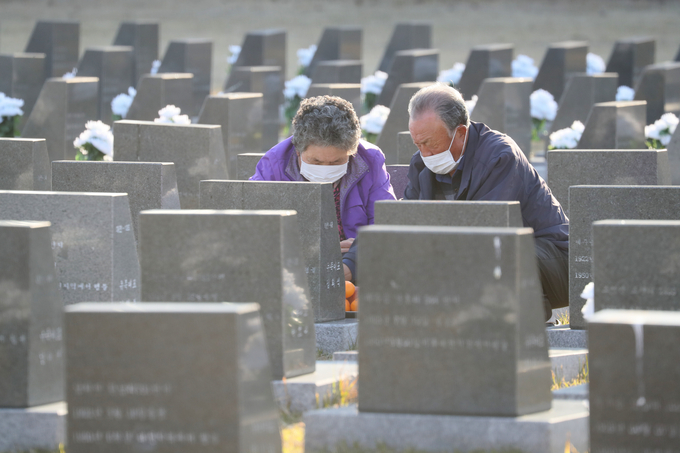  제74주년 제주 4·3 희생자 추념식이 예정된 3일 오전 유가족이 제주시 봉개동 4·3평화공원 내 행방불명인 표석을 찾아 희생자의 넋을 위로하고 있다. (사진=연합뉴스)