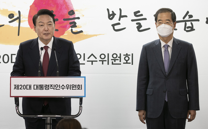 윤석열 대통령 당선인이 3일 오후 서울 종로구 통의동 인수위 기자실에서 한덕수 국무총리 후보자 인선을 직접 발표하고 있다. (사진=인수위사진기자단/연합뉴스 제공)