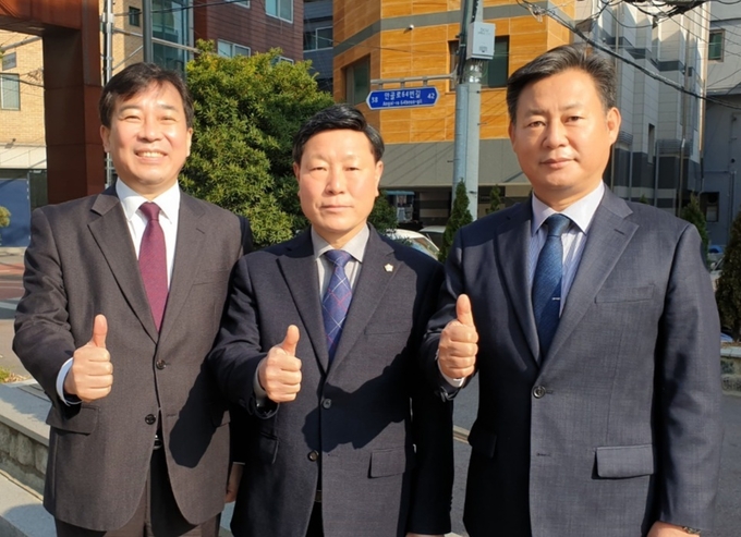 왼쪽부터 권봉수, 박석윤, 신동화.(사진=박석윤 의원 제공)