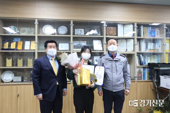 강성모 포천경찰서장(오른쪽) 보이스피싱을 예방한 금융기관 직원에게 감사장을 수여했다. (사진=포천경찰서 제공)