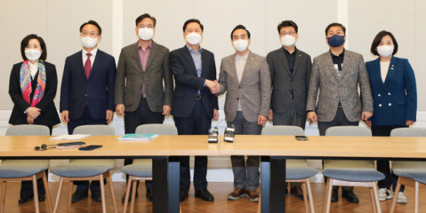 국민의힘 김기현 원내대표와 더불어민주당 박홍근 원내대표가 지난 3일 오후 국회에서 기초의원 중대선거구제 도입 문제 논의를 위한 회동을 하기 전 각 당 원내대표단과 포즈를 취하고 있다. (사진=연합뉴스 제공)