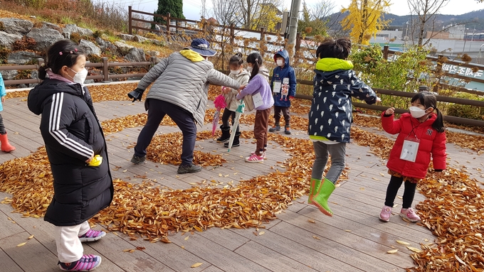 김포문화재단이 운영하고 있는 샌태문화예술 봄여행 코스를 여행하고 있는 어린들이 해설사와 함께 체험을 하고 있다. (사진=(제)김포문화재단 제공)
