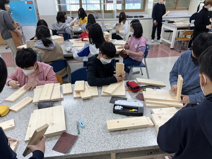 찾아가는 목공수업이 4일 성남초등학교세에서 진행되고 있다. (사진=중원청소년재단 제공)