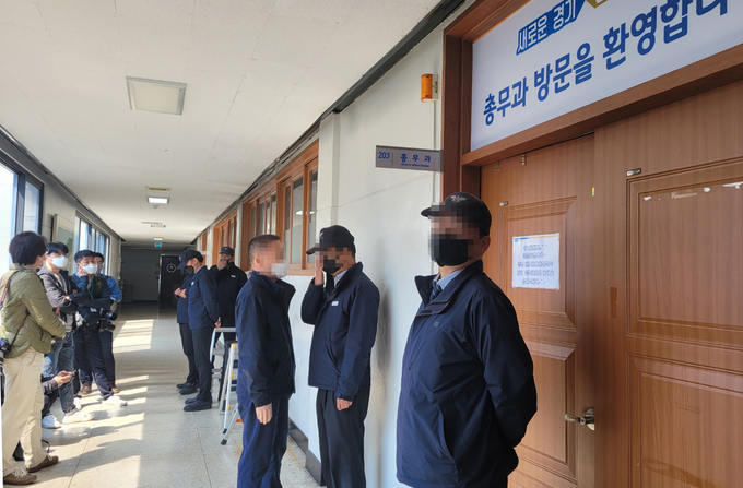 더불어민주당 이재명 대선 후보의 아내 김혜경 씨의 '법인카드 유용 의혹'을 수사해 온 경찰이 4일 오전 경기도청을 압수수색 중이다. 사진은 4일 오전 압수수색이 진행 중인 경기도청 총무과 사무실 모습. (사진=연합뉴스)