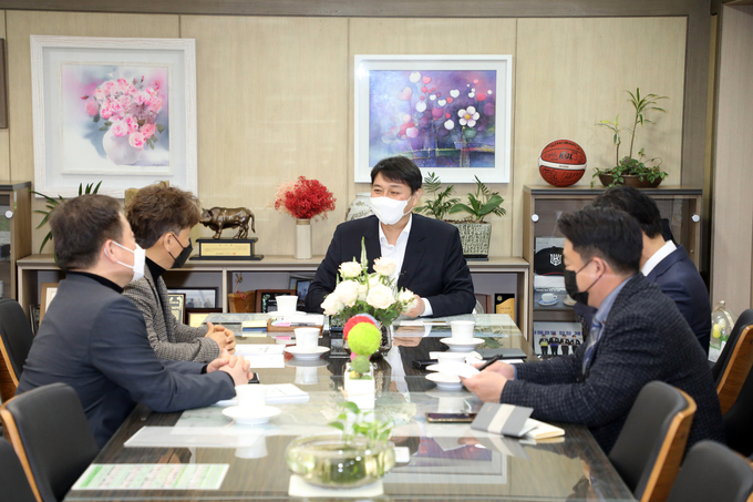 조석환 수원시장 예비후보가 중고차관련 종사자와 대화를 하고 있는 모습. (사진= 조석환 예비후보 캠프 제공)