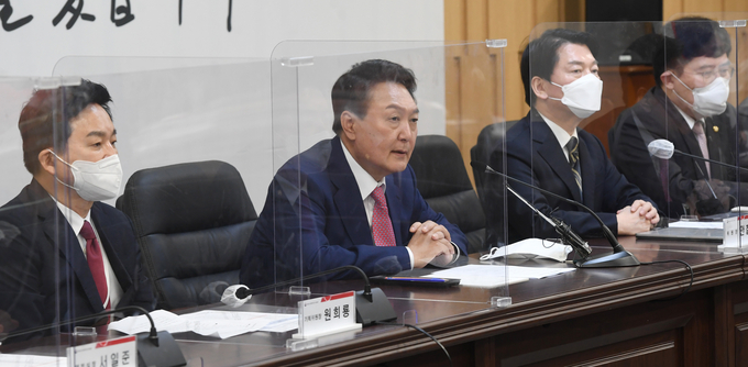 윤석열 대통령 당선인(왼쪽 두 번째)이 4일 오후 서울 종로구 삼청동 대통령직인수위원회 대회의실에서 열린 기획위원회 제1차 전체회의에서 발언하고 있다. (사진=인수위사진기자단/연합뉴스 제공)
