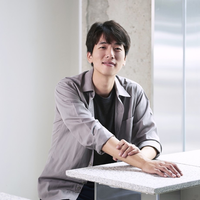 황인찬 시인. ( 사진 = 인천문화재단 제공 )