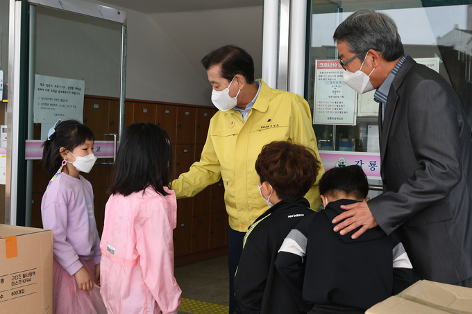갑룡초등학교를 방문한 유천호 군수가 학생들을 보듬고 있다. ( 사진 = 강화군 제공 )
