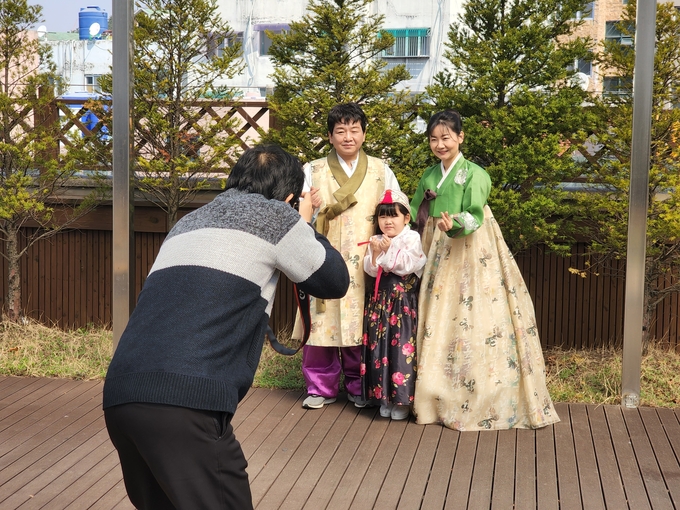다문화가족이 간석3동 주민자치회의 도움으로 가족사진을 찌고 있다. ( 사진 = 남동구 제공 )