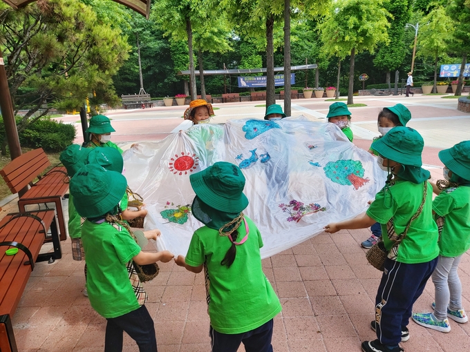 동구는 이달부터 송현공원과 화도진공원에서 유아 숲 교육 프로그램을 운영한다. ( 사진 = 동구 제공 )