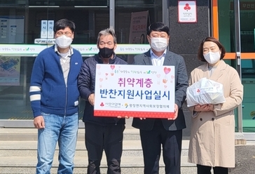 연천군 왕징면 지역사회보장협의체는 지난 4일 왕징면에 거주하는 저소득 어르신을 대상으로 반찬 지원사업을 진행했다.(사진=연천군 제공)