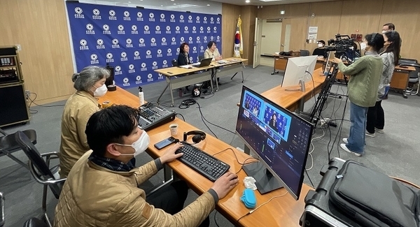파주시 운정2동 주민자치회가 운영하는 '달방송국' 생중계 모습(사진=파주시 제공)