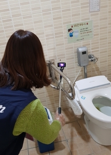 공중화장실 불법 촬영 점검 모습 (사진=동두천시 제공)