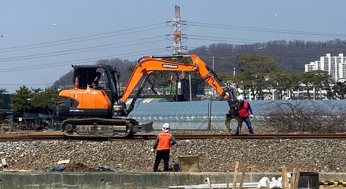교외선 철로 점검 공사.(사진=고양시 제공)