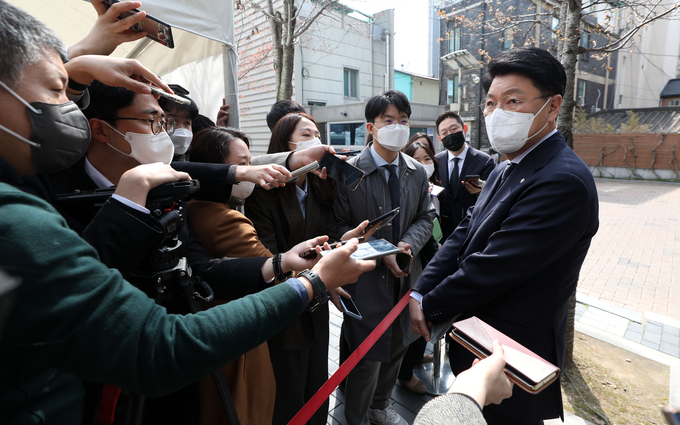  장제원 대통령 당선인 비서실장이 5일 서울 종로구 통의동 제20대 대통령직인수위원회 앞에서 취재진 질문에 답하고 있다. (사진=인수위 사진기자단/연합뉴스)