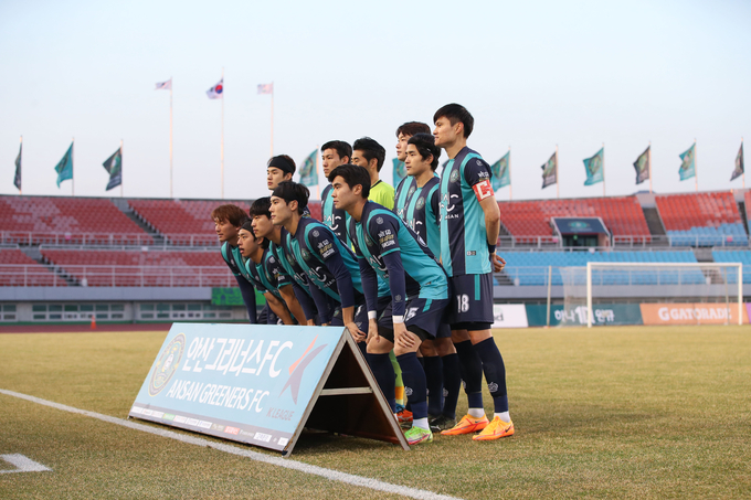 K리그2 안산 그리너스는 FC안양을 상대로 시즌 첫 승을 노린다. 사진은 지난달 20일 경남전을 앞두고 선수들이 단체사진을 찍는 모습. (사진=한국프로축구연맹 제공)