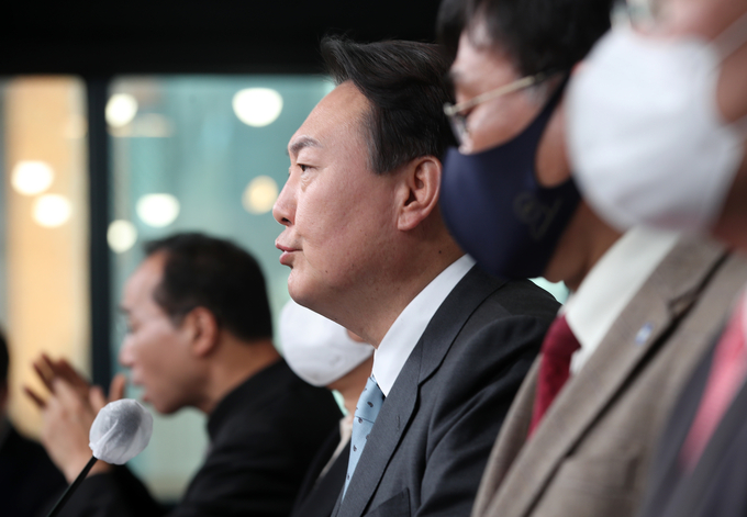 윤석열 대통령 당선인이 후보 시절 '4월 전기요금 동결'공약을 발표하고 있는 모습. (사진=국회사진기자단/연합뉴스 제공)