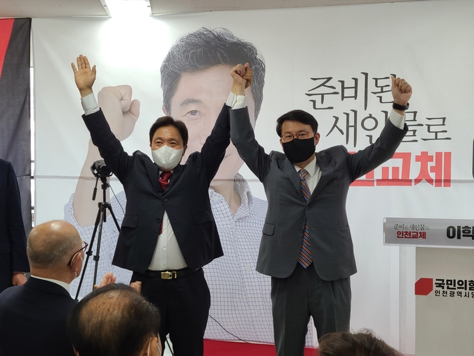 이학재 인천시장 예비후보와 캠프 개소식에 참여한 윤상현 국회의원. ( 사진 = 이학재 캠프 제공 )