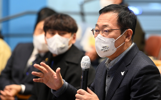 박남춘 시장이 '2030 청년과의 대화'에서 '인천시 청년정책 인천시 청년정책 비전과 전략'을 주제로 발표하고 있다. ( 사진 = 인천시 제공 )