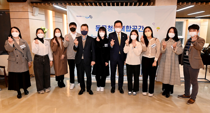 박남춘 시장이 동구 유유기지에서 열린 '동구청년복합공간 유유기지 동구청년21 개관식'에서 청년들과 기념촬영을 하고 있다. ( 사진 = 인천시 제공 )