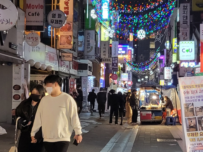 10인·12시 완화된 거리두기 첫 날인 4일 밤 11시 30분쯤에도 수원역 인근 번화가에 밤 외출을 나온 시민들이 가득한 모습이다. (사진=김한별기자) 