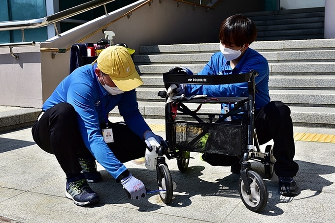 보조기기북부센터 소속 세척요원 세척사진 (사진=경기도 제공)