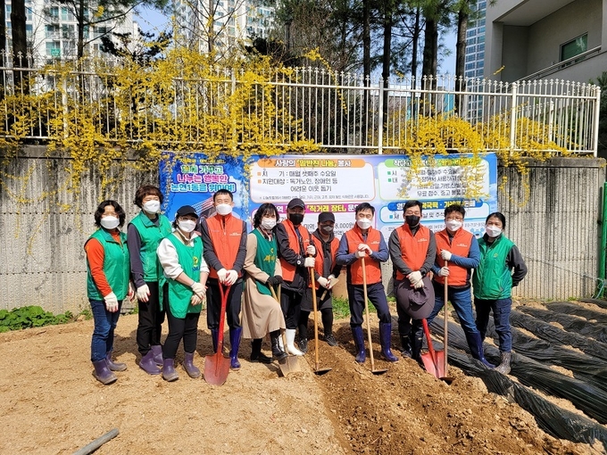 논현1동 관계자들이 농작물 심기 행사를 마치고 기념촬영을 했다. ( 사진 = 남동구 제공 )