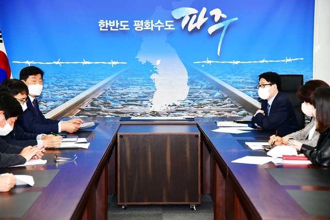 파주시와 한국폴리텍대학이 상호협력 간담회를 갖고 있다.(사진=파주시 제공)