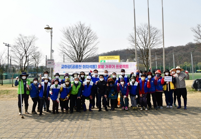 파주시 교하2동은 공릉천 하지석동 둔치에 꽃밭 조성을 했다..(사진=파주시 제공)
