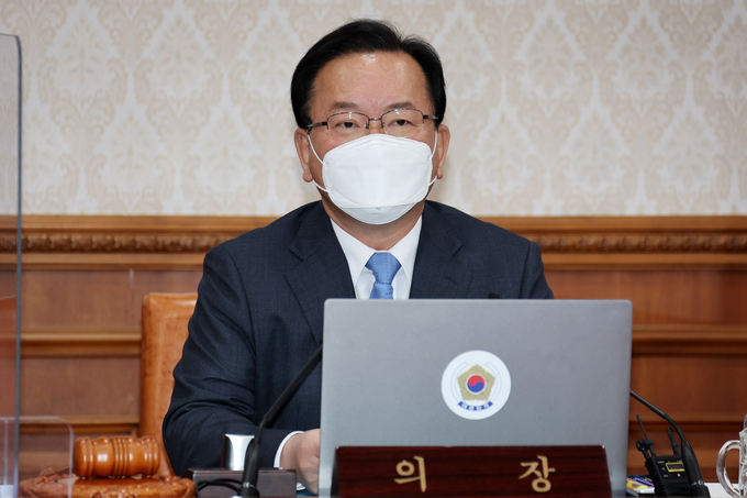 김부겸 국무총리가 6일 정부서울청사에서 윤석열 대통령 당선인이 추진 중인 대통령 집무실 이전을 위한 예비비를 의결하기 위해 열린 임시국무회의를 주재하고 있다. (사진=연합뉴스 제공)
